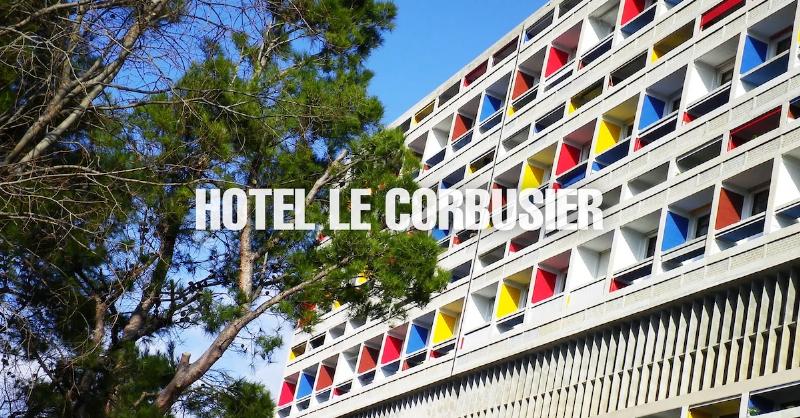 Toit-terrasse de l’hôtel Le Corbusier Marseille, vue panoramique sur la ville et la mer 